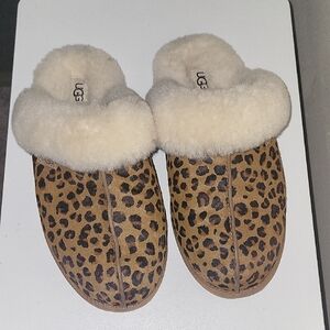 UGG Tan Leopard Print Slippers with White Fur